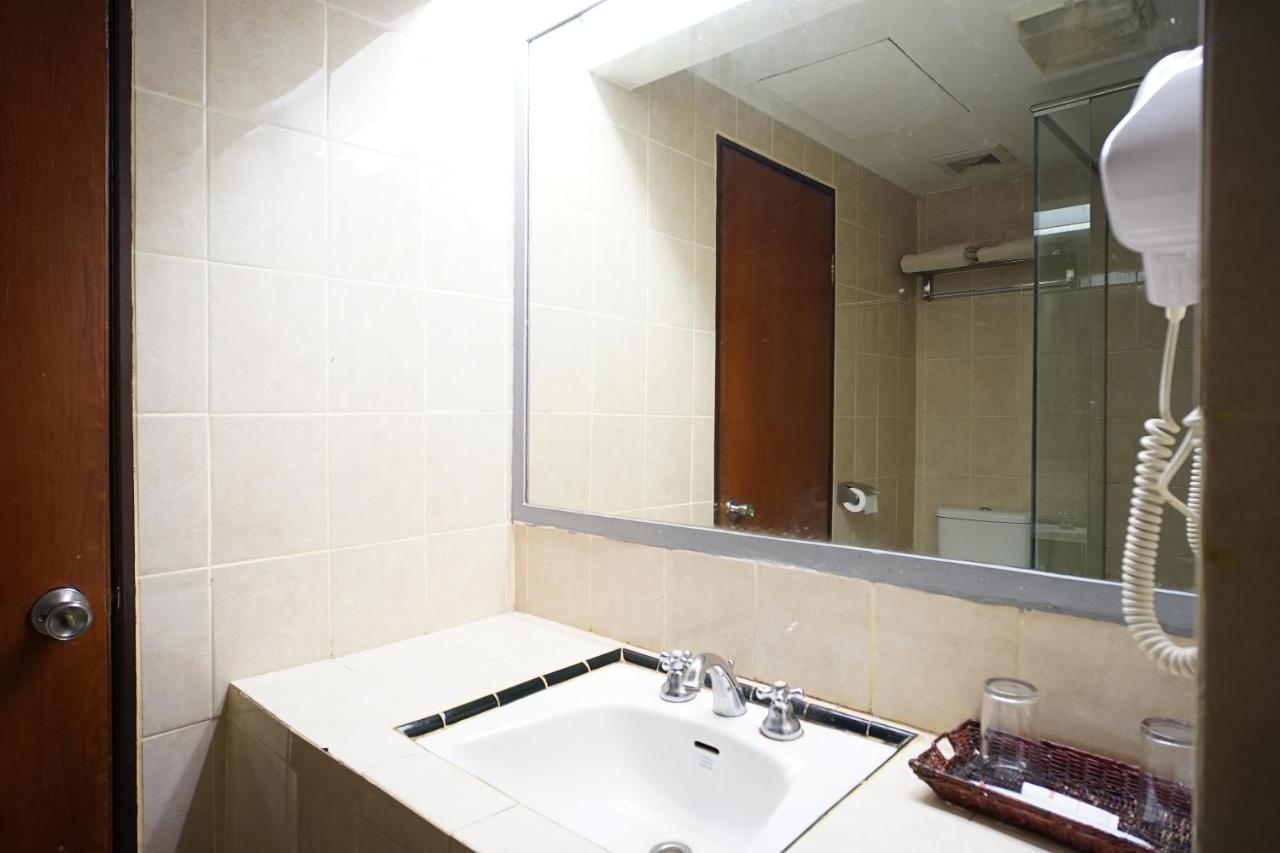 Collection O 1963 Hotel The New Benakutai Balikpapan  Exterior photo